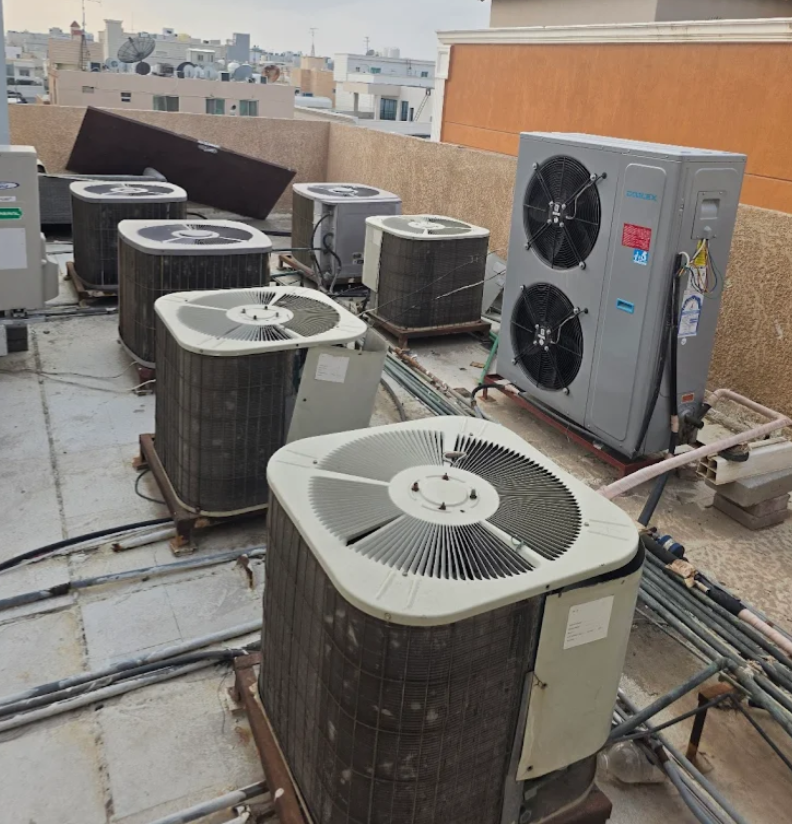 FAOWZ AL-DEERA certified AC technician in Kuwait performing professional air conditioner repair